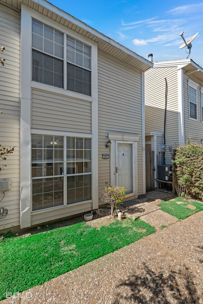 Building Photo - End Unit in Cobblestone