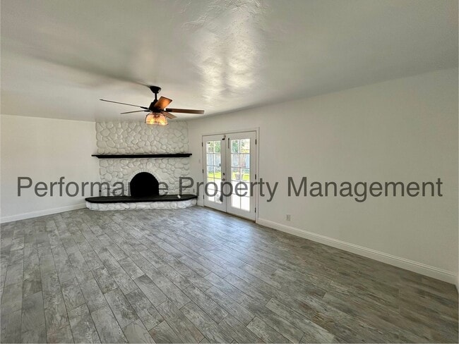 Building Photo - Charming 4 Bed/1 Bath E Bakersfield Home w...