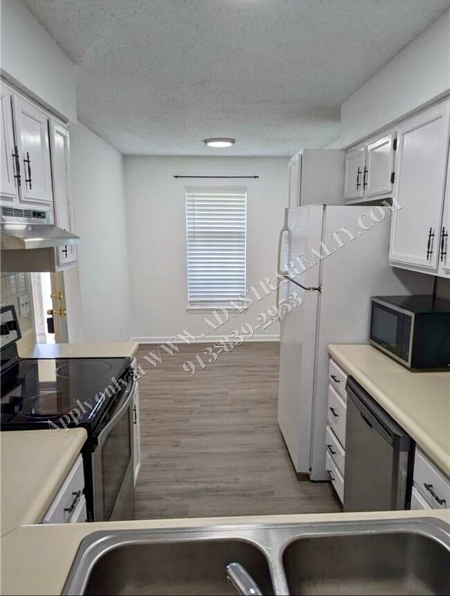 Foto del edificio - Spacious 3 Bed 2 Bath Duplex in Blue Sprin...