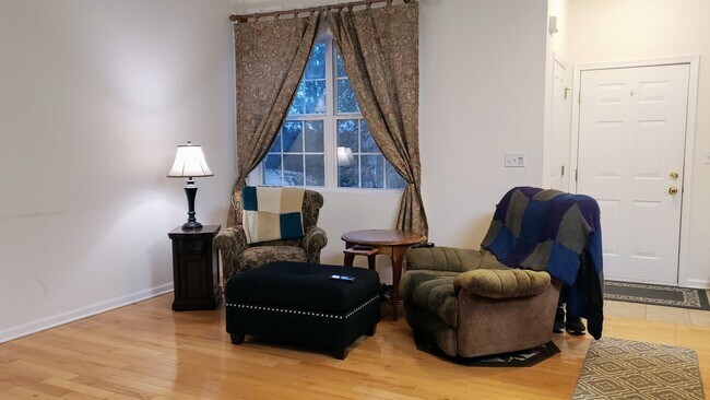 Foto del edificio - 1204 Walnut Glen Dr
