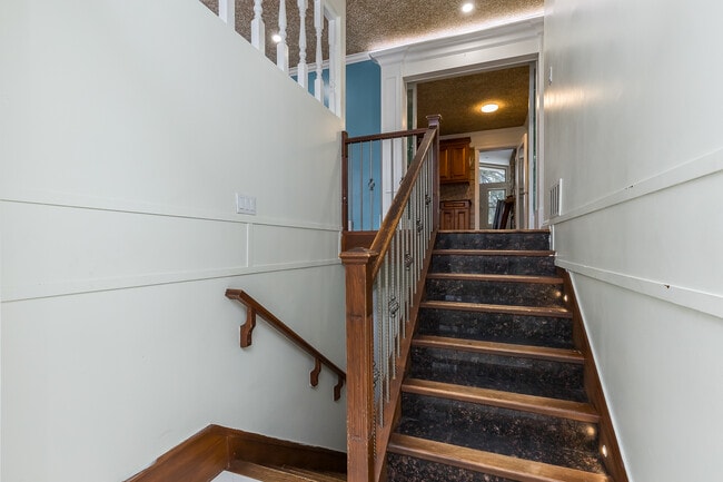 Building Photo - 4 bedroom upper for rent