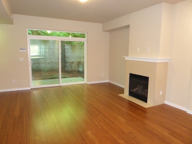 Building Photo - GORGEOUS & Large 3-Bedroom, 3.5 Bath Townh...