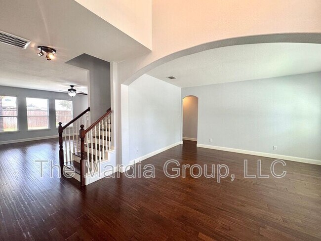 Building Photo - 1631 Clarke Springs Dr