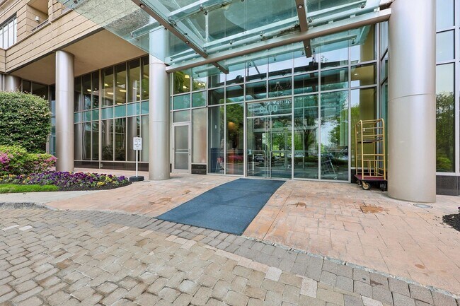 Foto del edificio - 8100 River Rd