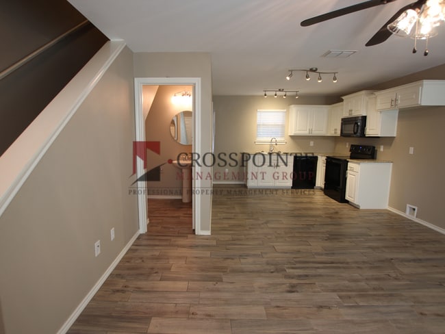 Building Photo - Beautiful 2 Bed 1.5 Townhome in Lindale ISD! Tour Today!