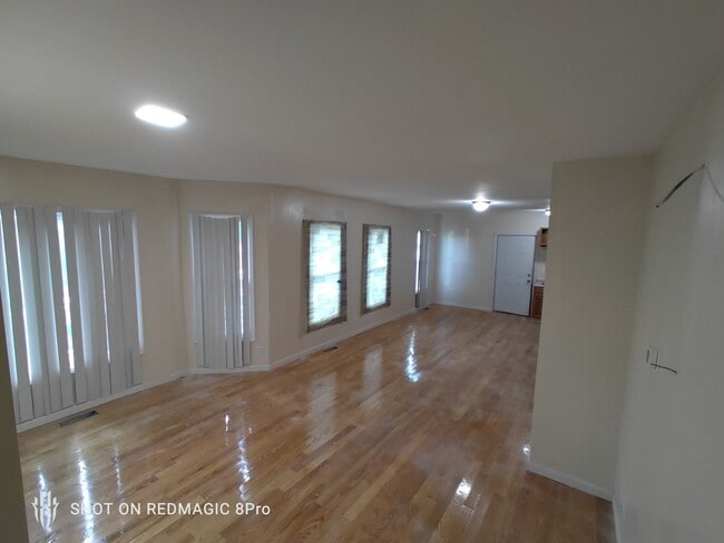 Building Photo - 105 Easton Ave