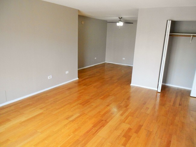 Foto del edificio - 260 Shorewood Dr