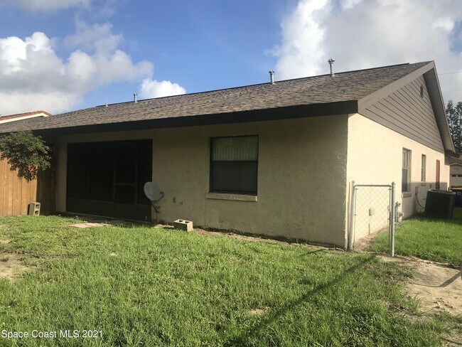 Building Photo - 841 Faull Dr