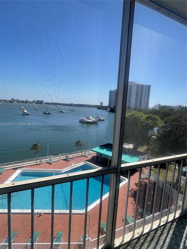 Foto del edificio - 2910 Point E Dr