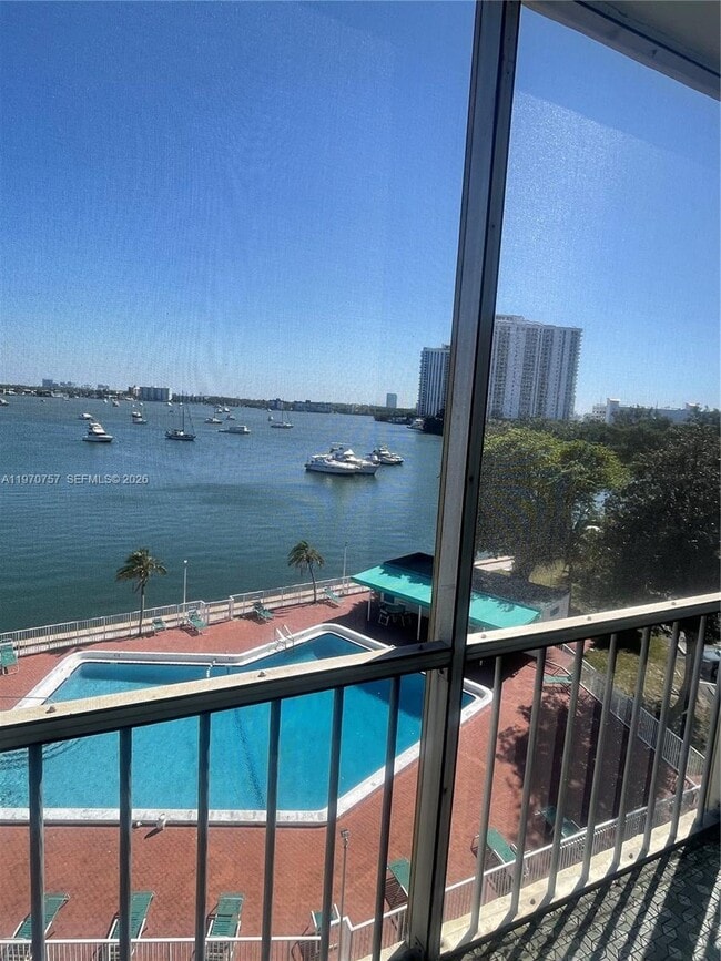 Building Photo - 2910 Point E Dr