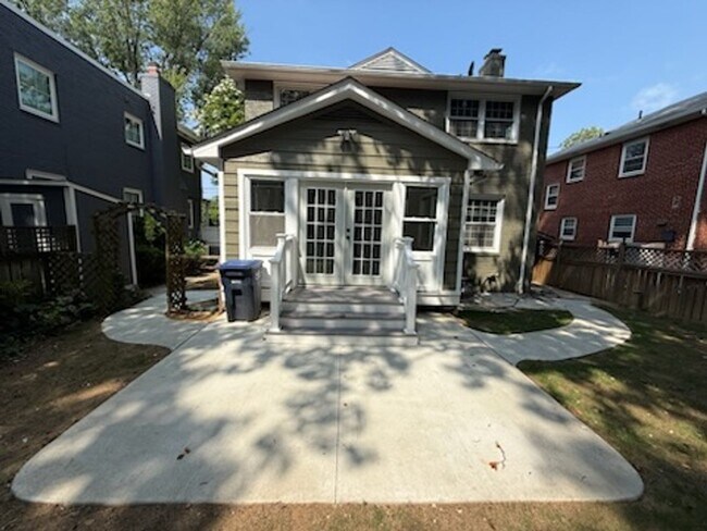 Foto del edificio - NEWLY UPDATED 4BR 3Bath in TREMENDOUS AU Park!