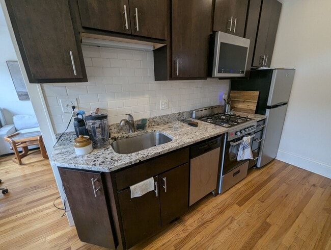 Building Photo - Renovated Studio in Heart of Rogers Park LUC