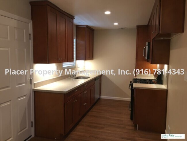 Building Photo - Very clean 3 bedroom 1 bath with 2 car garage