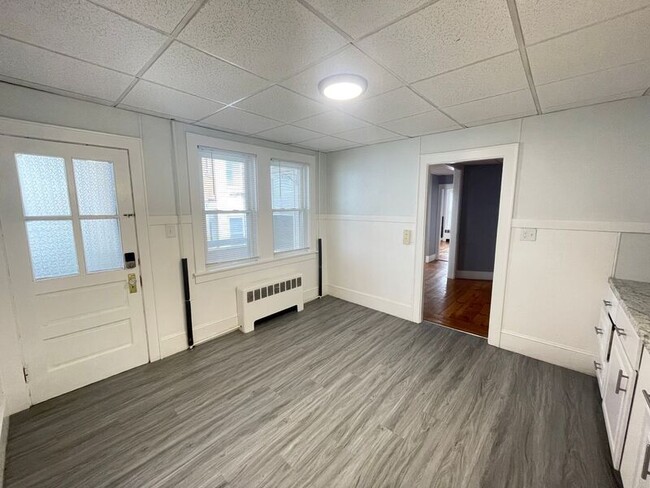 Building Photo - 559 Silver St