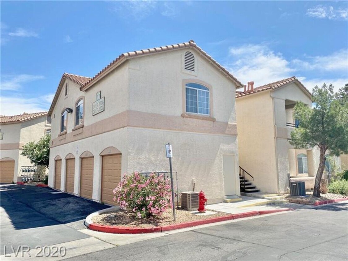 Primary Photo - STUNNING 3 BEDROOM, 2 BATHROOM CONDO WITH ...