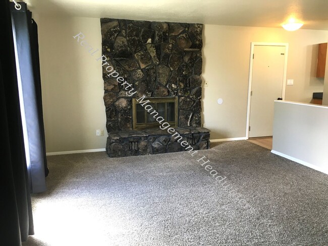 Building Photo - 4 Bedroom 1-3/4 Bath House for Rent