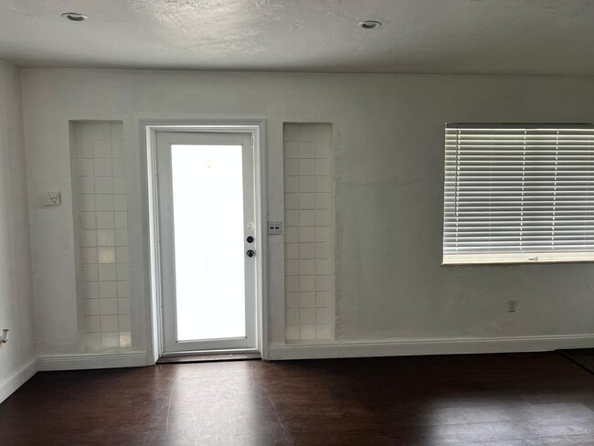 Sala de estar - 620 NE 140th St