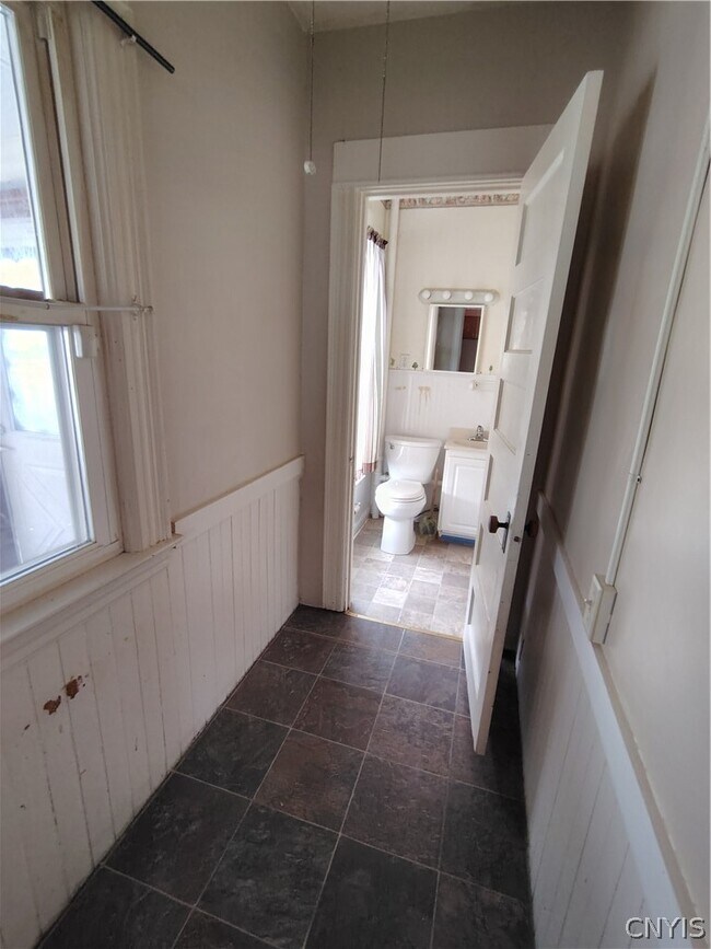 Foto del edificio - 2331 Midland Ave