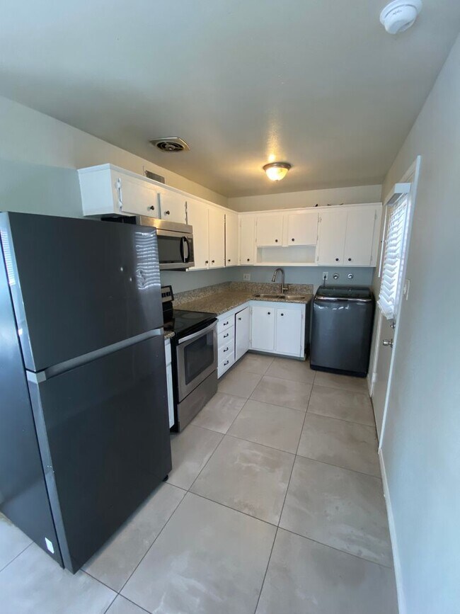 Foto del edificio - 3 bed/1.5 bath home located in the Henderson area.