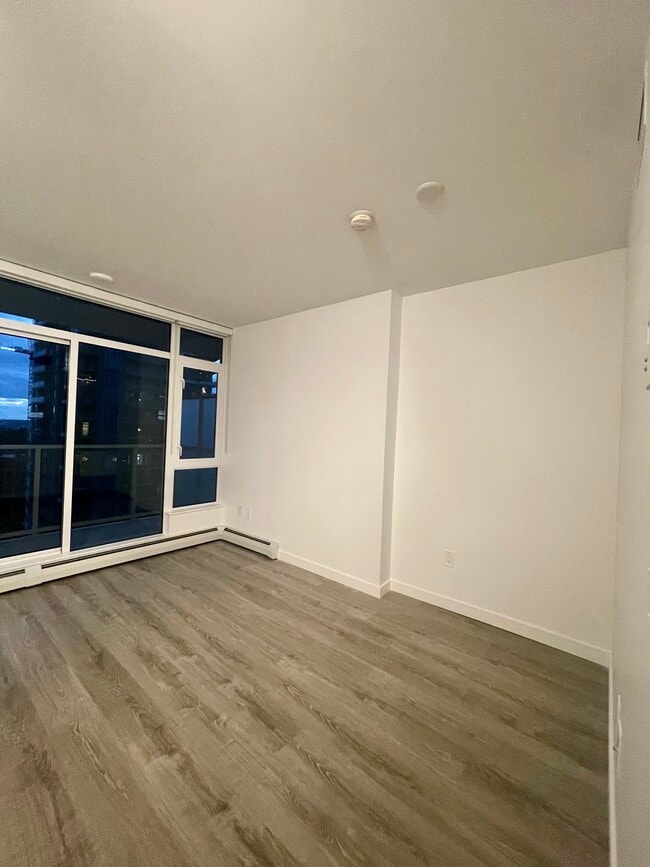 Building Photo - Studio in Surrey Central