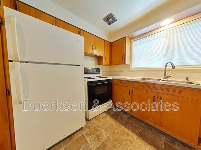 Building Photo - 1561 NW Highland Dr