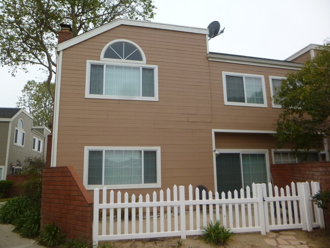 Building Photo - Updated Townhome in Country Club Village Green