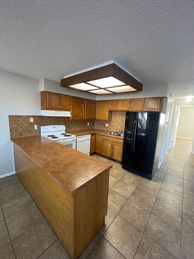 Building Photo - Two Bedroom Apartment Available now