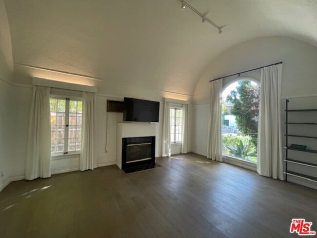 Building Photo - 459 S Holt Ave