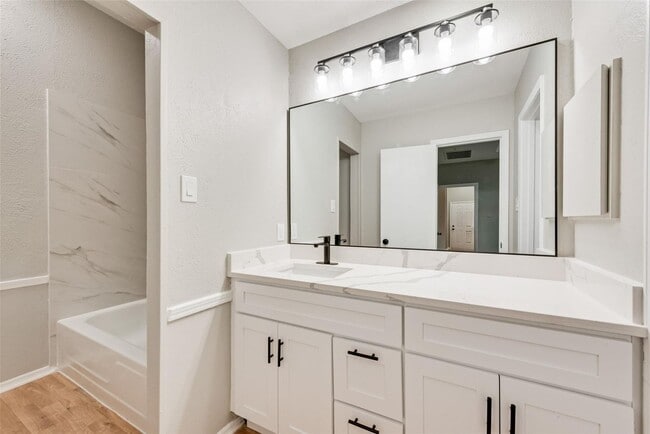 Foto del edificio - 10406 High Hollows Dr