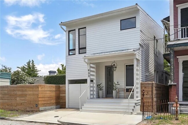 Building Photo - 933 Terpsichore St
