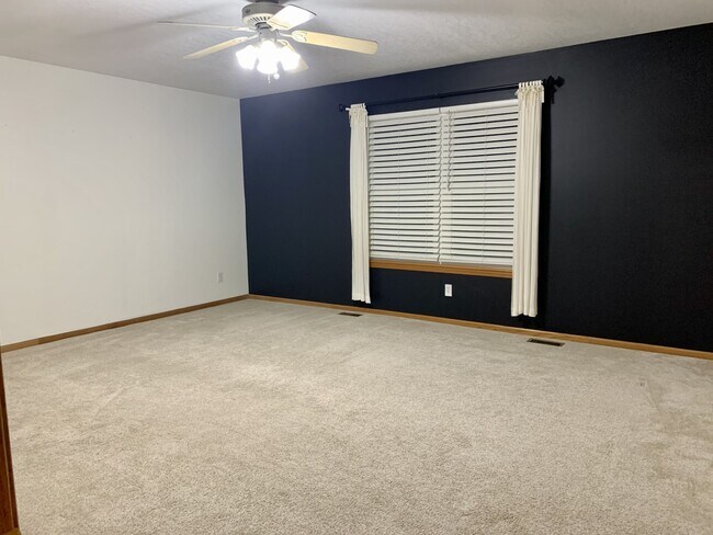 Building Photo - 1106 Rose Dr