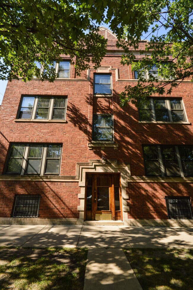 Building Photo - 1342 W Waveland Ave