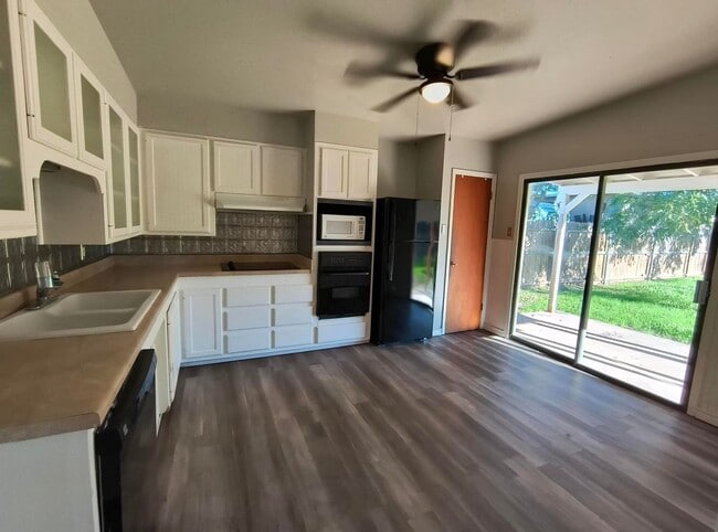 Building Photo - PAY NO SECURITY DEPOSIT! Cozy Three Bedroo...