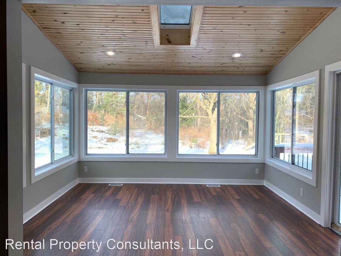 Primary Photo - 4 br, 2.5 bath House - 3148 Woodsboro Dr. NE