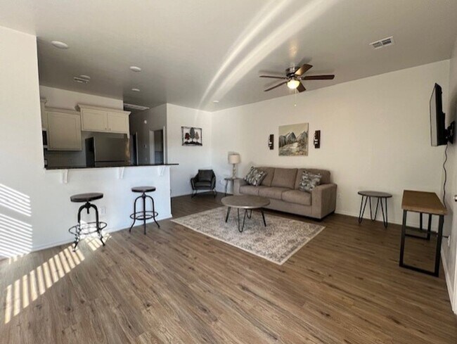 Building Photo - 1209 SW OKLAHOMA UNIT A/B (FULLY FURNISHED...