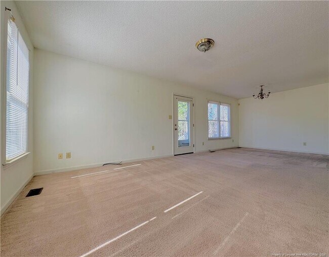 Foto del edificio - 3324 Donnett Ln