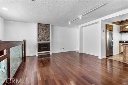 Foto del edificio - 323 S Broadway