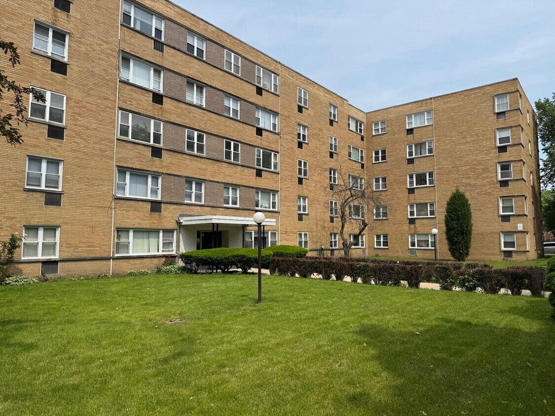 Foto principal - 6160 N Damen Ave
