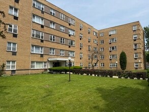Building Photo - 6160 N Damen Ave