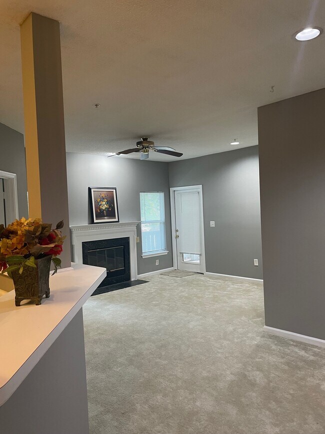 Foto del edificio - 14302 Rosy Ln