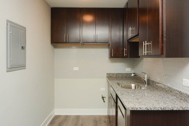 Building Photo - 533 W Surf St