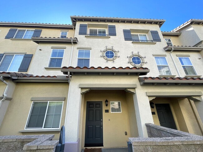 Foto del edificio - Luxurious Townhome in Gated Private Community