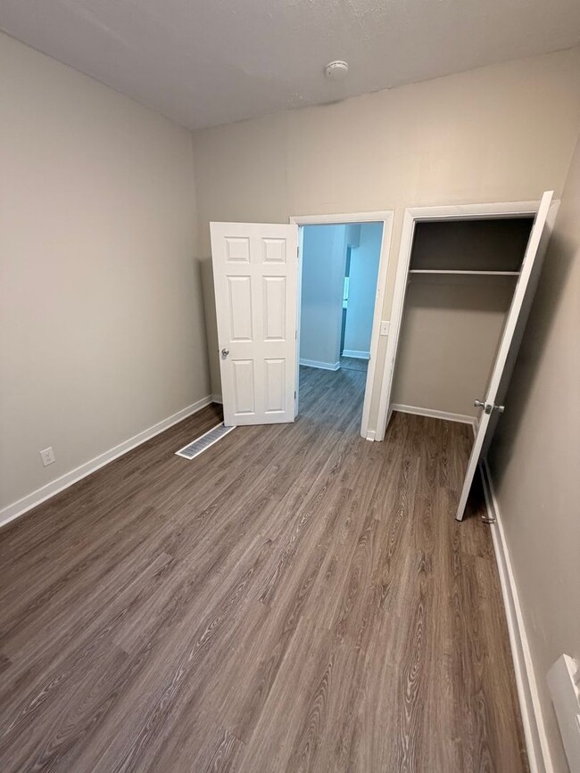 Building Photo - COMPLETELY UPDATED!! 2 bed/1 bath Close to Wexner Medical Center!