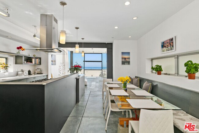 Building Photo - 419 Ocean Front Walk