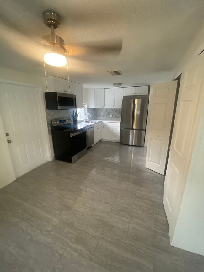 Foto del edificio - 3 bed, 1 Bath St. Petersburg FL