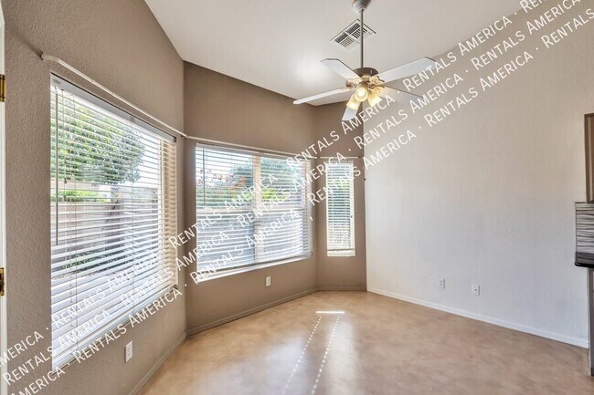 Building Photo - GORGEOUS 4 Bed/ 2 Bath  in popular Northwe...