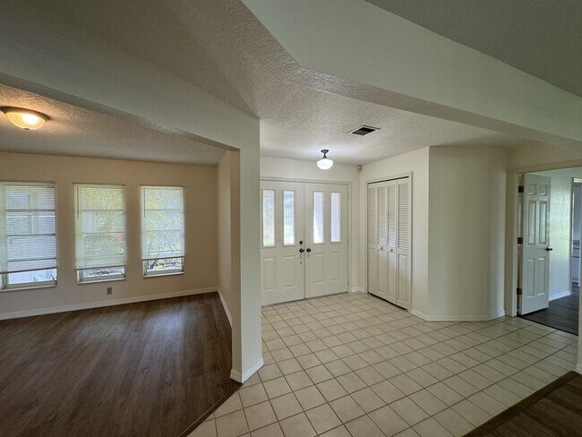 Foto del edificio - 21164 Burkhart Dr