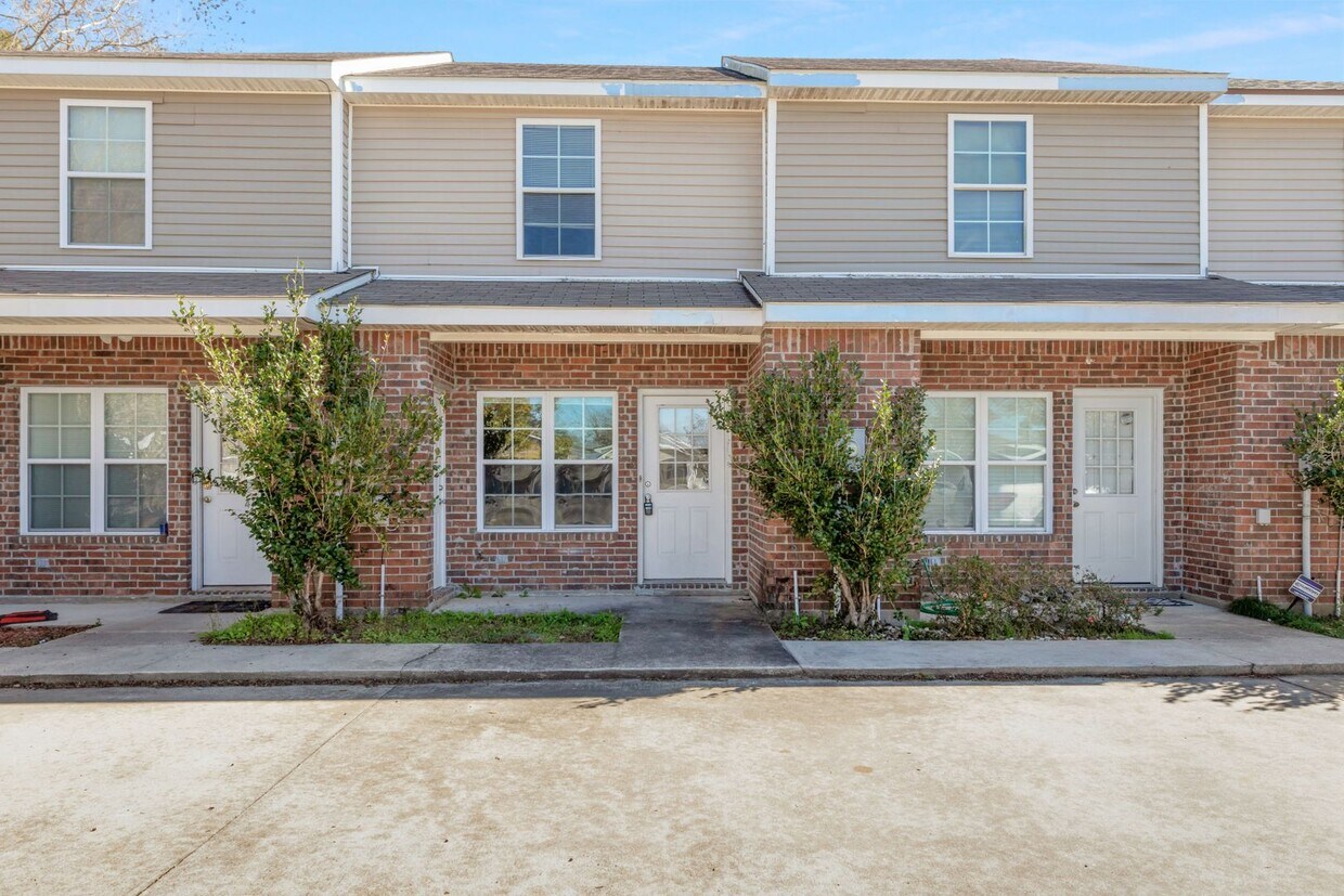 Foto principal - 3 Bedroom 2 Bathroom Lafayette Townhome fo...