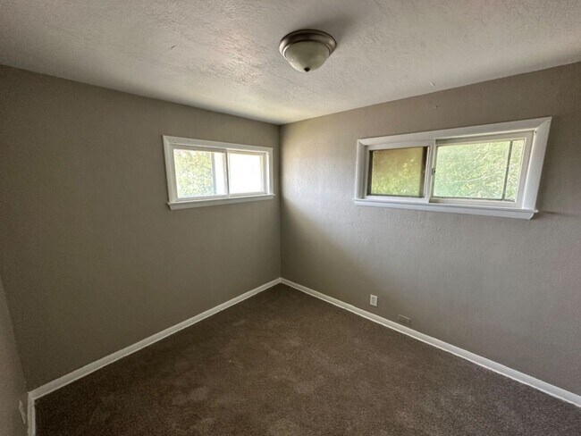 Foto del edificio - 5641-5643 N 61st St. (Duplex)