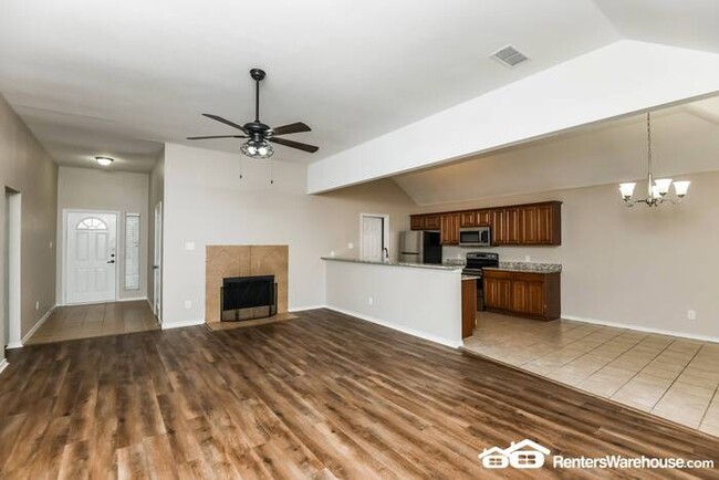 Building Photo - Newly renovated spacious 3 bed/2 bath, wit...